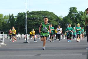 BIB: 992
                            <button type="button" onclick="openModal(5173368)" class="btn btn-primary btn-sm float-right btn-popup" data-toggle="modal" data-target=".modal-high-quality">
                        <i class="fas fa-shopping-cart"></i> Add to Cart
                    </button>
                                            <button type="button" onclick="isThisMe(5173368, true)" class="btn btn-success btn-sm float-right btn-popup btn-isme hidden" data-toggle="tooltip" data-placement="bottom" title="นี่คือรูปของคุณใช่ไหม คลิกที่นี่เพื่อเอาเข้าอัลบั้ม">
                        <i class="fas fa-plus"></i> Add to album
                    </button>
                    <button type="button" onclick="isThisMe(5173368, false)" class="btn btn-warning btn-sm float-right btn-popup btn-isnotme hidden">
                        <i class="fas fa-ban"></i> Remove from album
                    </button>